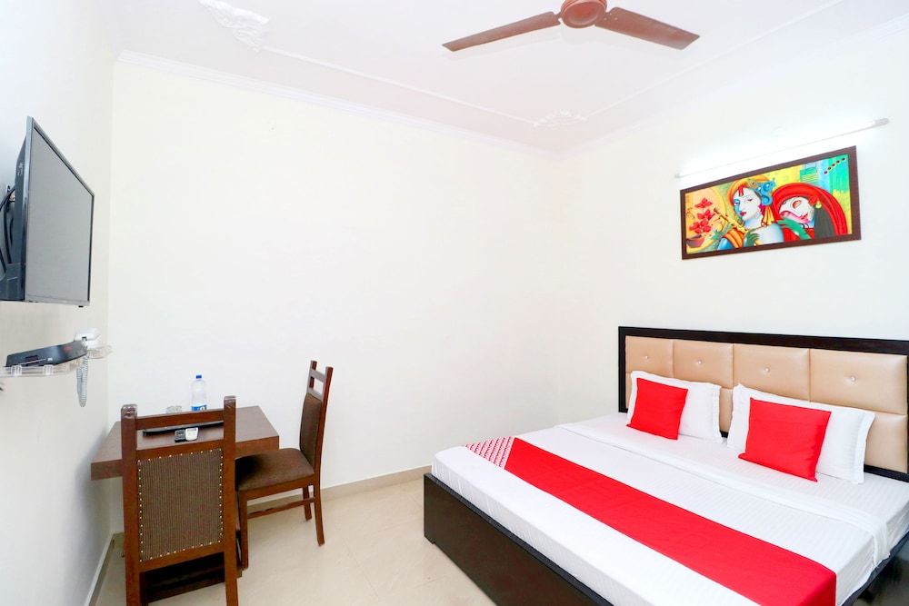 OYO 41568 Hotel Orchid Deluxe Double Room 4