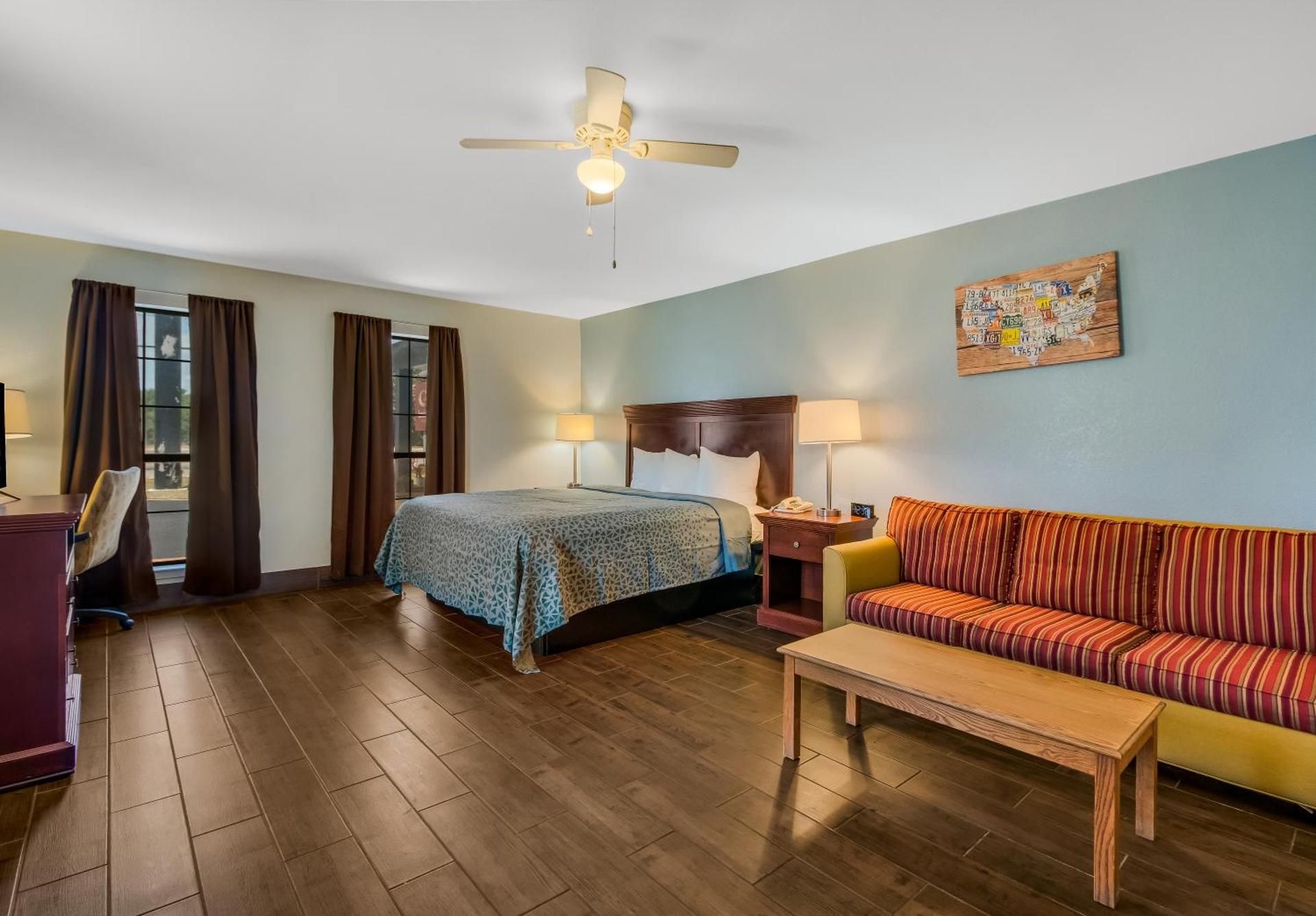 1 Bedroom King Suite/Sofa Bed - Nonsmoking