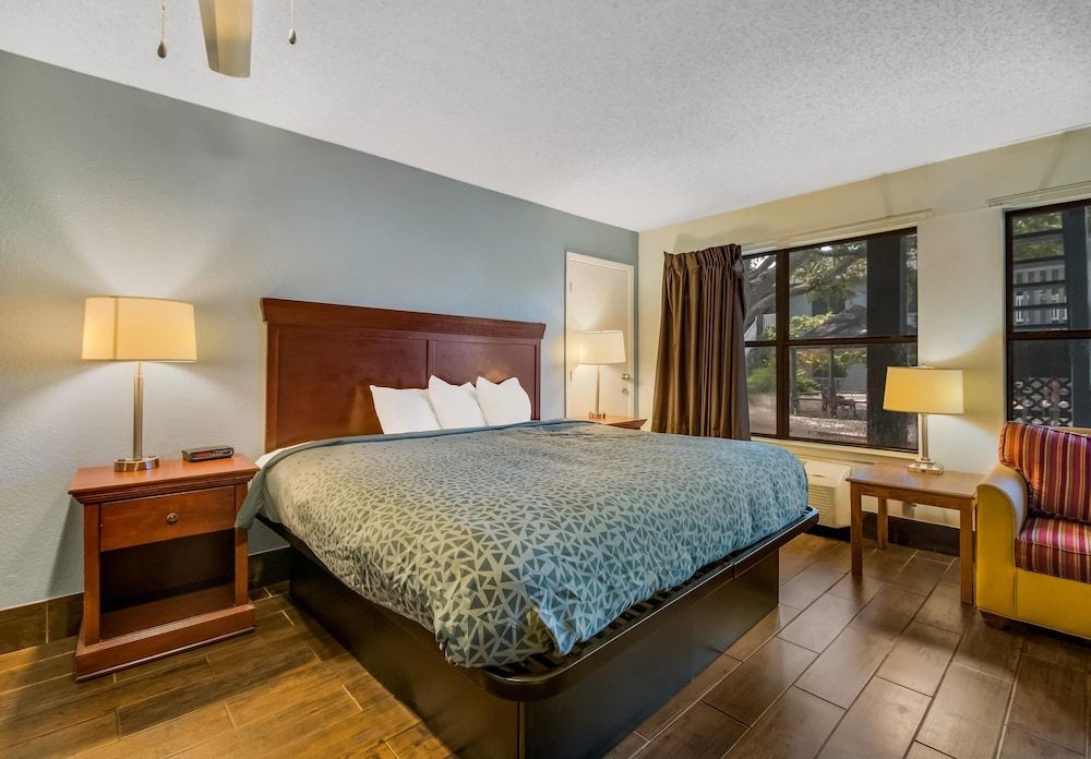 Econo Lodge Inn & Suites Fulton - Rockport Suite, 1 King Bed with Sofa bed, Non Smoking (Efficiency)