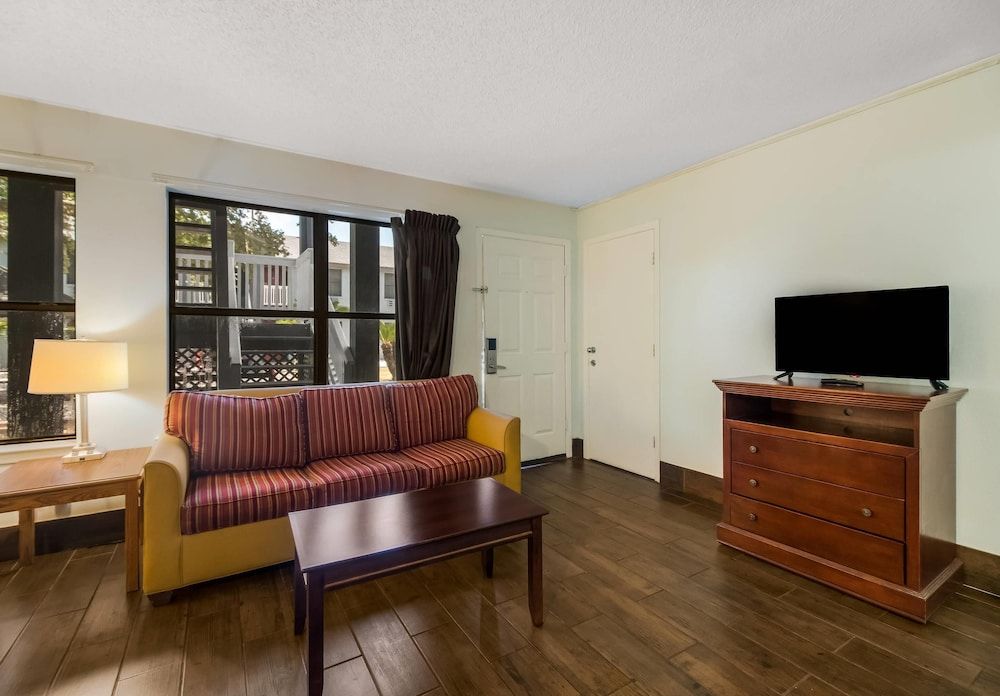 Econo Lodge Inn & Suites Fulton - Rockport Suite, 1 King Bed with Sofa bed, Non Smoking (Efficiency) 5