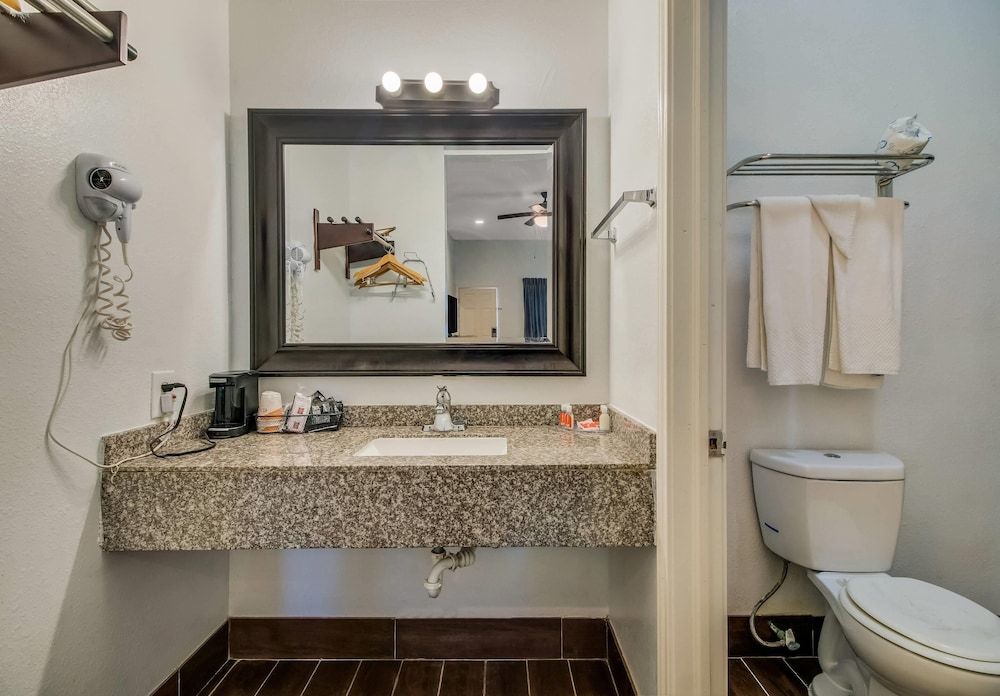 Econo Lodge Inn & Suites Fulton - Rockport Room, 2 Queen Beds, Accessible, Non Smoking 3