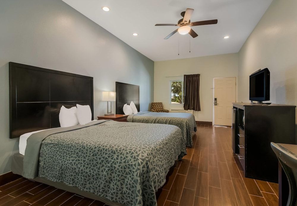 Econo Lodge Inn & Suites Fulton - Rockport Room, 2 Queen Beds, Accessible, Non Smoking