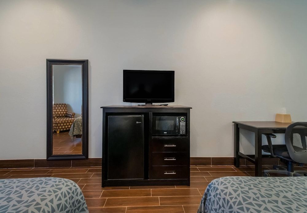 Econo Lodge Inn & Suites Fulton - Rockport Room, 2 Queen Beds, Accessible, Non Smoking 4