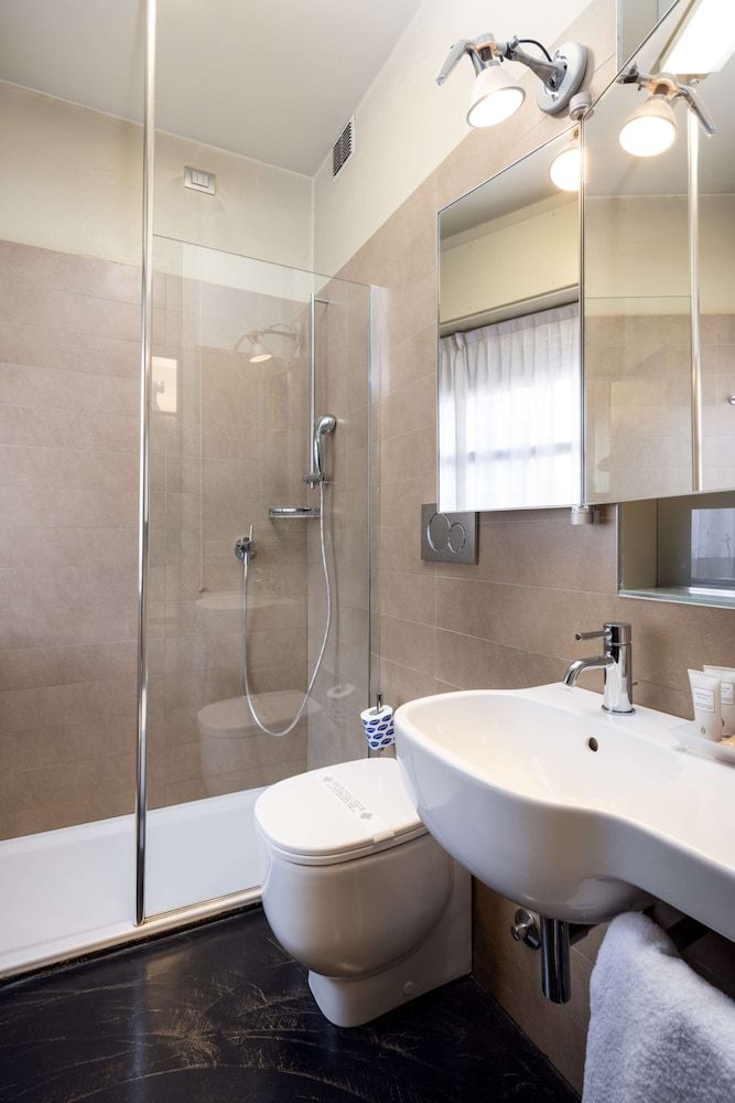 Best Western Hotel Major Standard Room, 1 Queen Bed, Non Smoking (Small Room) 4