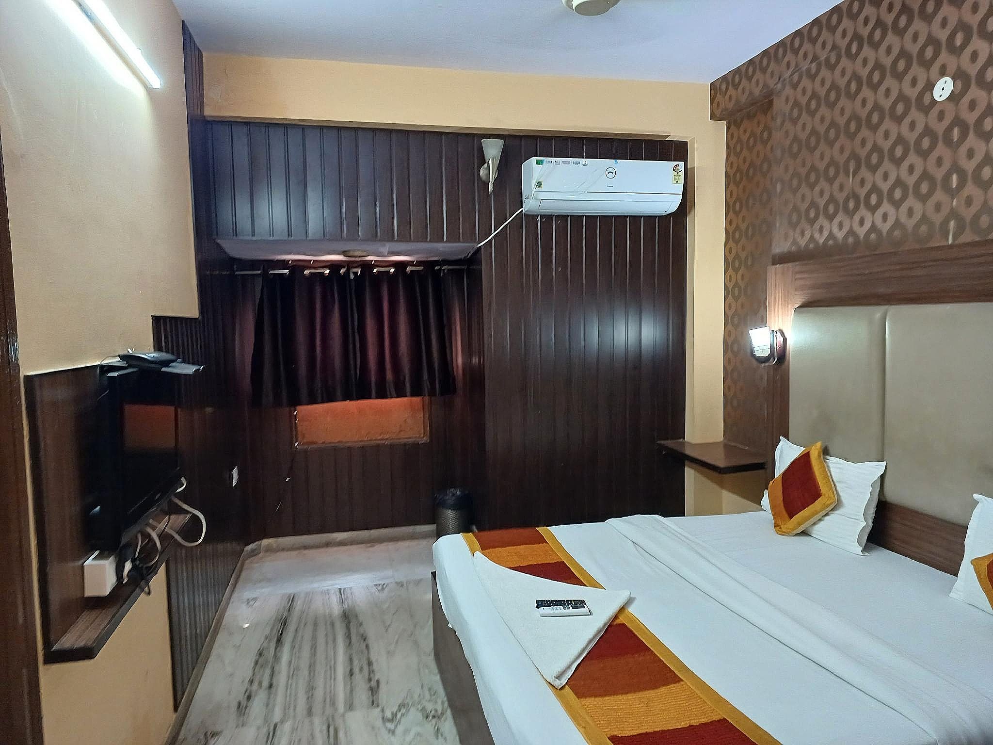 Hotel Kartikey Deluxe Room 2