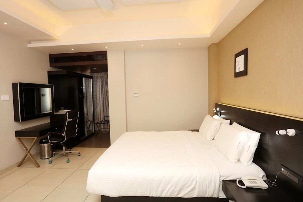 LNB RESIDENCY Deluxe Double Room 2