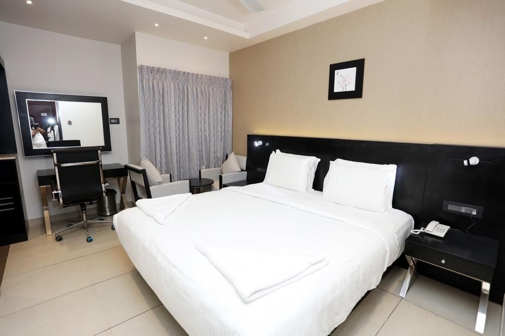 LNB RESIDENCY Deluxe Double Room 4