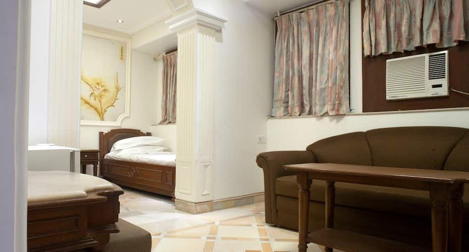 Hotel Adarsh Baug