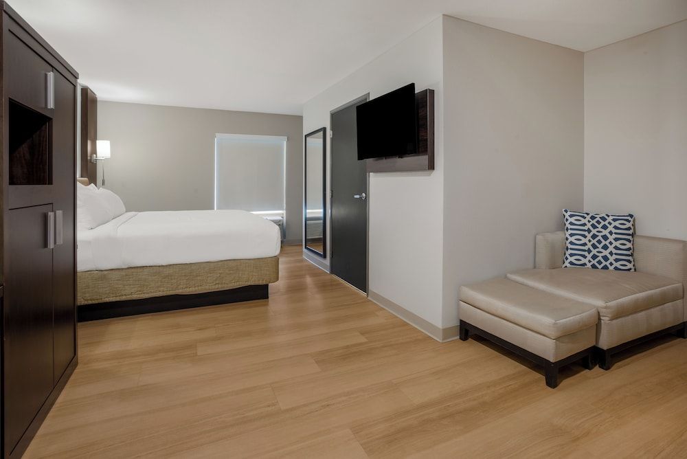 Standard Room, 1 King Bed, Non Smoking, Lake View