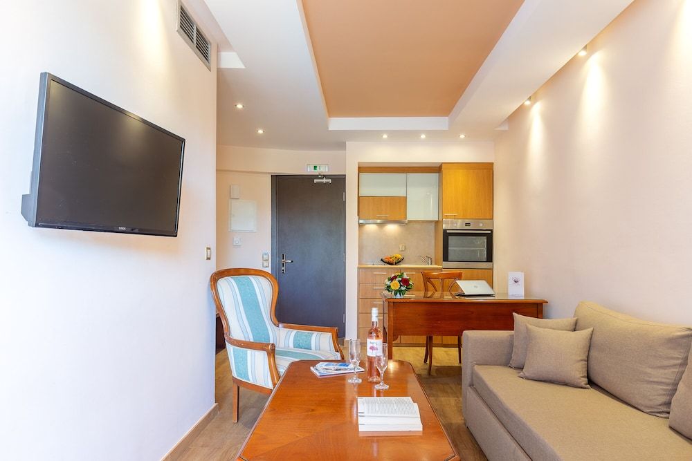 Oasis Hotel Apartments Superior Room, 1 Bedroom, Pool View 8