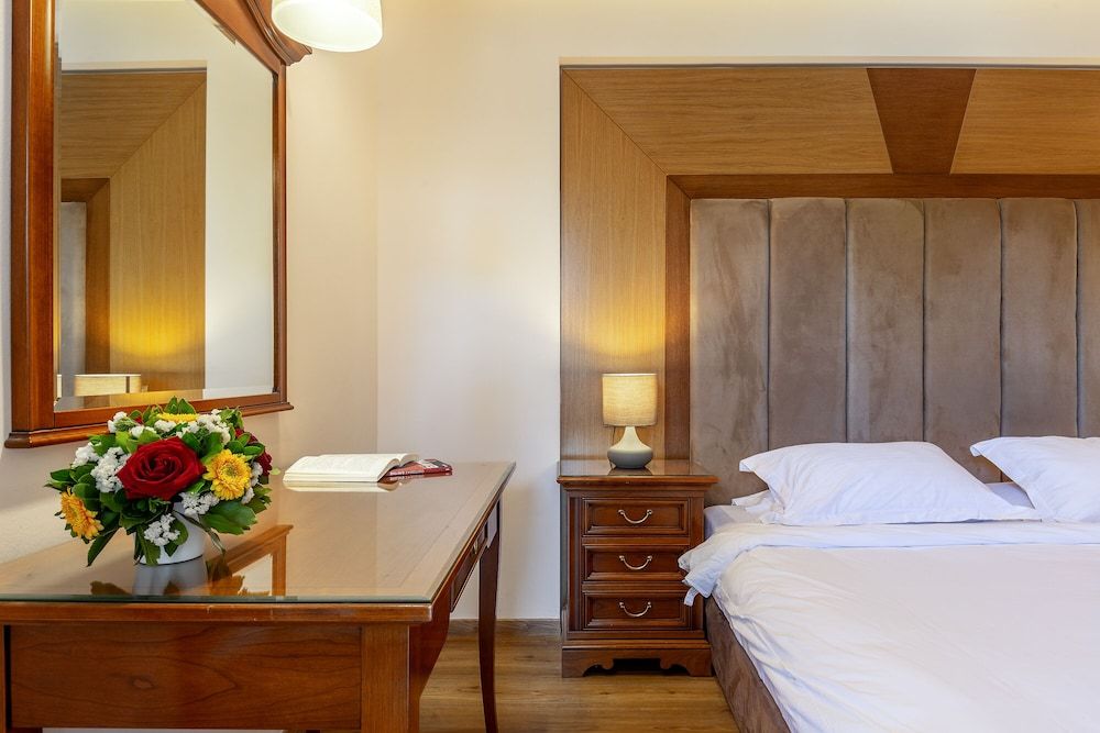 Oasis Hotel Apartments Superior Room, 1 Bedroom, Pool View 2