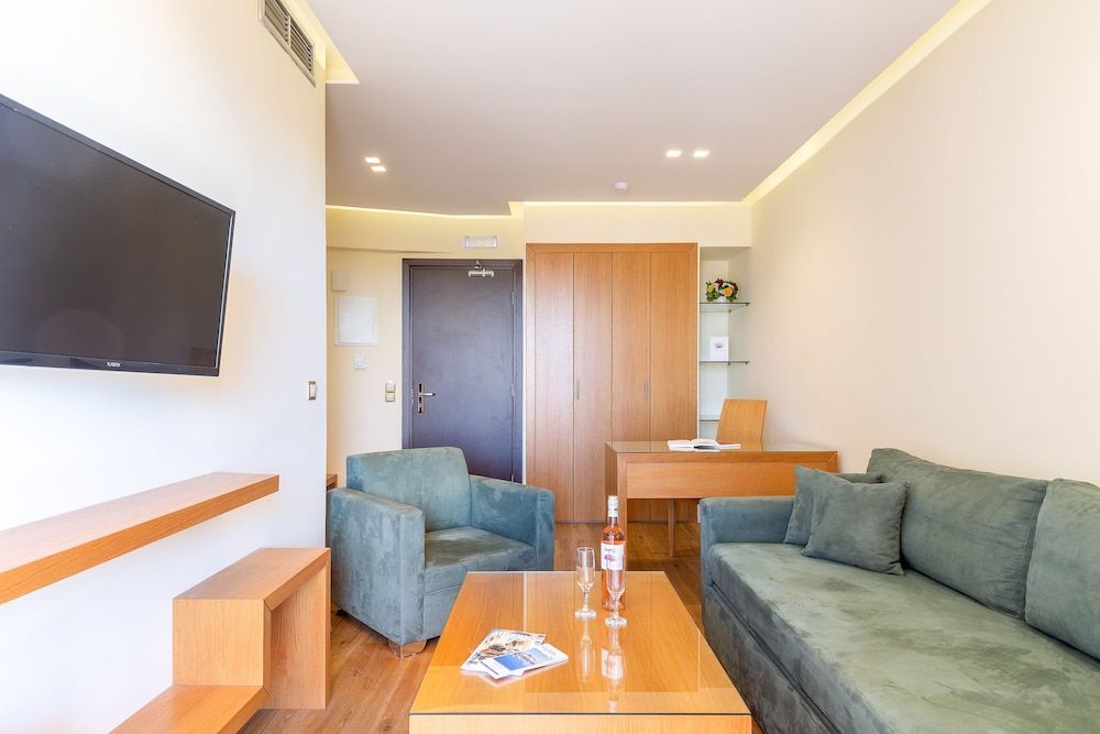 Oasis Hotel Apartments Deluxe Room, 1 Bedroom, Pool View 7