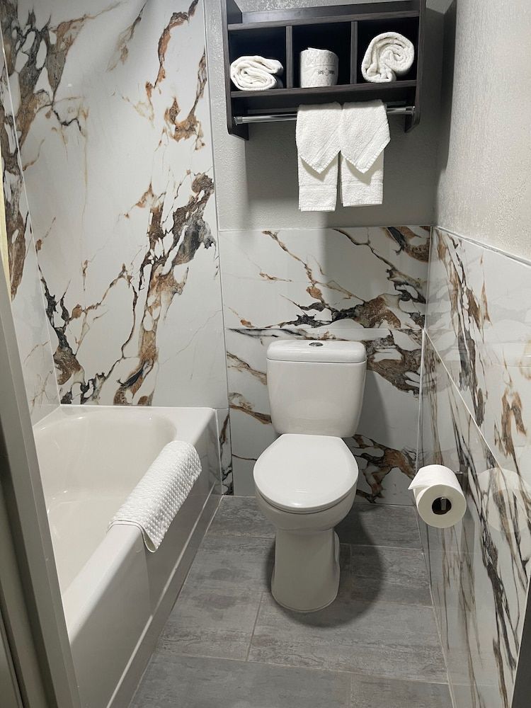 HomeTown Inn & Suites Standard Room, 2 Queen Beds, Non Smoking 4