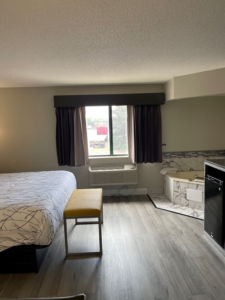 Suite, 1 King Bed Whirl pool, Non Smoking