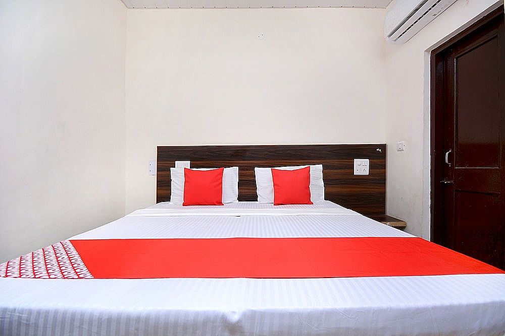 undefined OYO 17133 Hotel Anmol 10