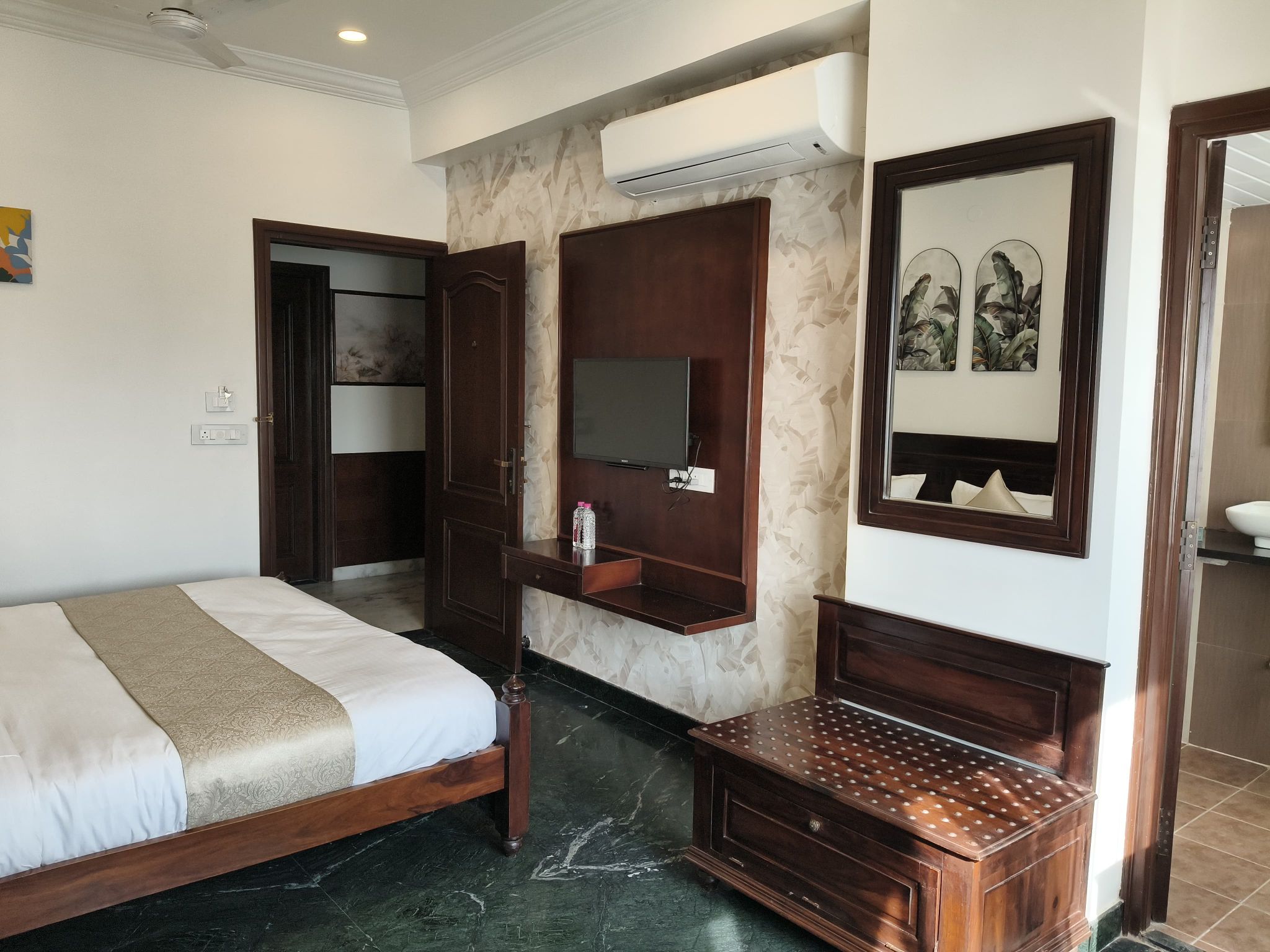 HnM THE BOUTIQUE HOTEL Deluxe Room 2