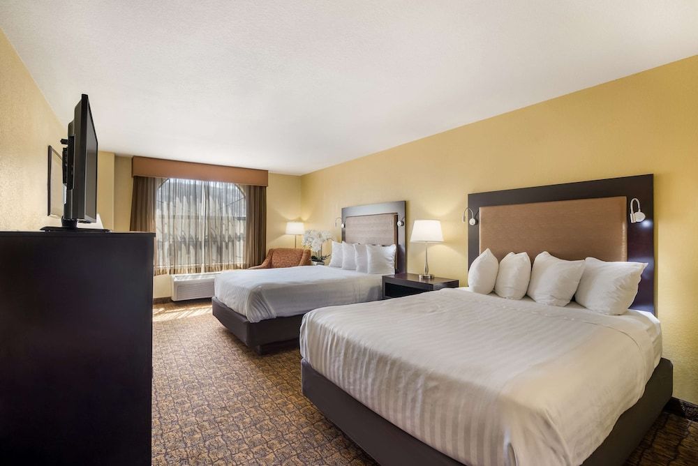 Best Western Escondido Hotel Standard Room, 2 Queen Beds, Non Smoking, Refrigerator & Microwave 3