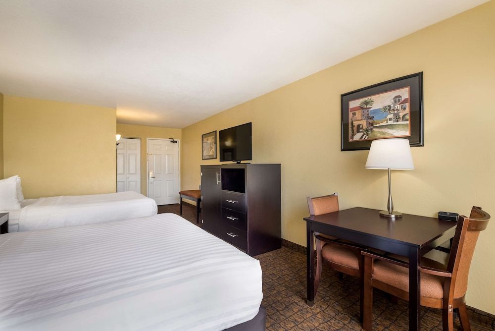 Best Western Escondido Hotel Standard Room, 2 Queen Beds, Non Smoking, Refrigerator & Microwave 2