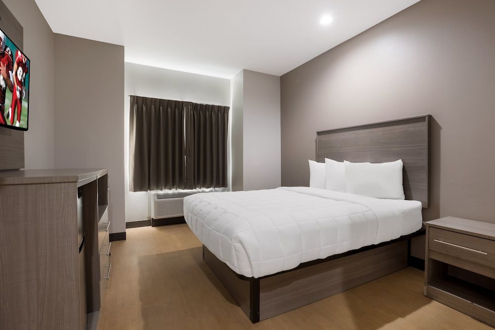 Deluxe Room, 1 Queen Bed, Accessible, Non Smoking (Roll-In Shower)
