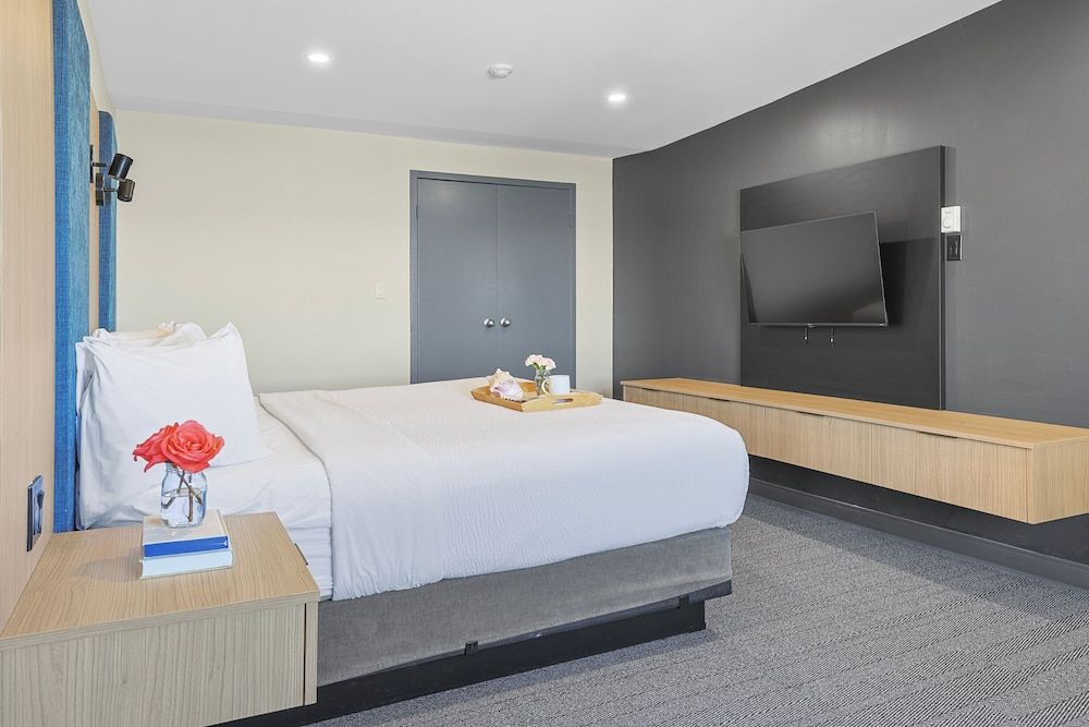 Suite, 1 King Bed with Sofa bed, Jetted Tub, Lake View