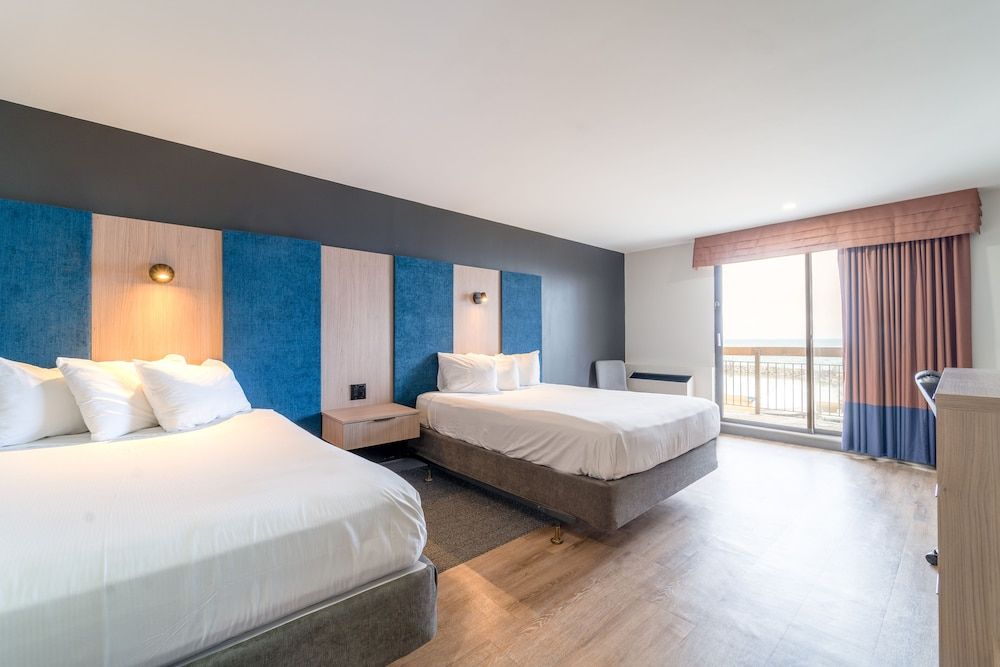 Room, 2 Queen Beds, Bathtub Grab Bars (Lake View, Balcony)