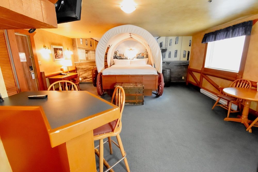 Theme Room, 1 King Bed, Jetted Tub