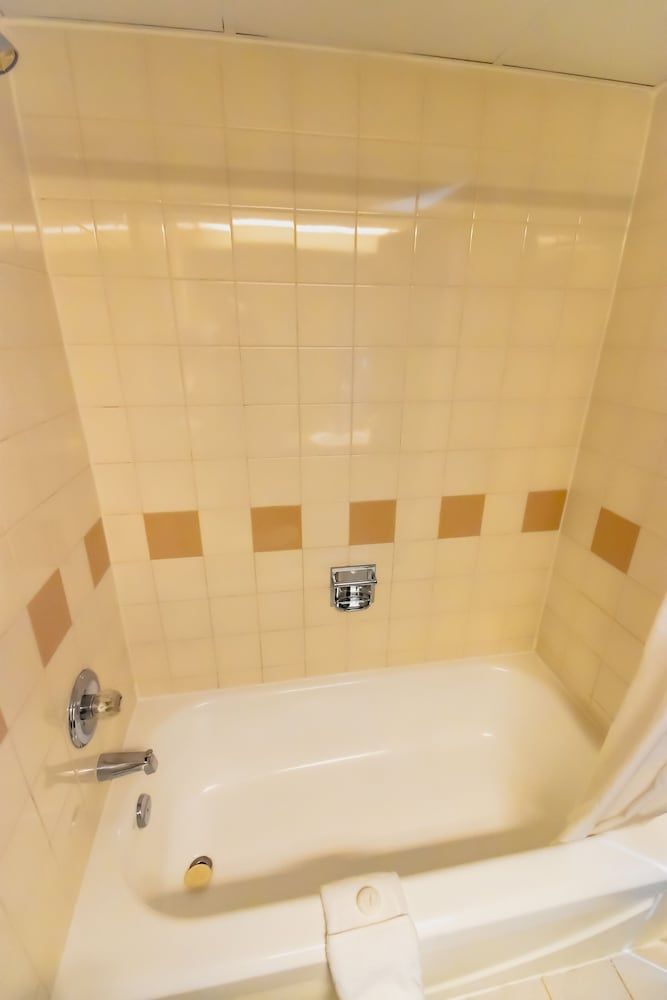 Canad Inns Destination Centre Fort Garry Deluxe Room, 2 Queen Beds 7