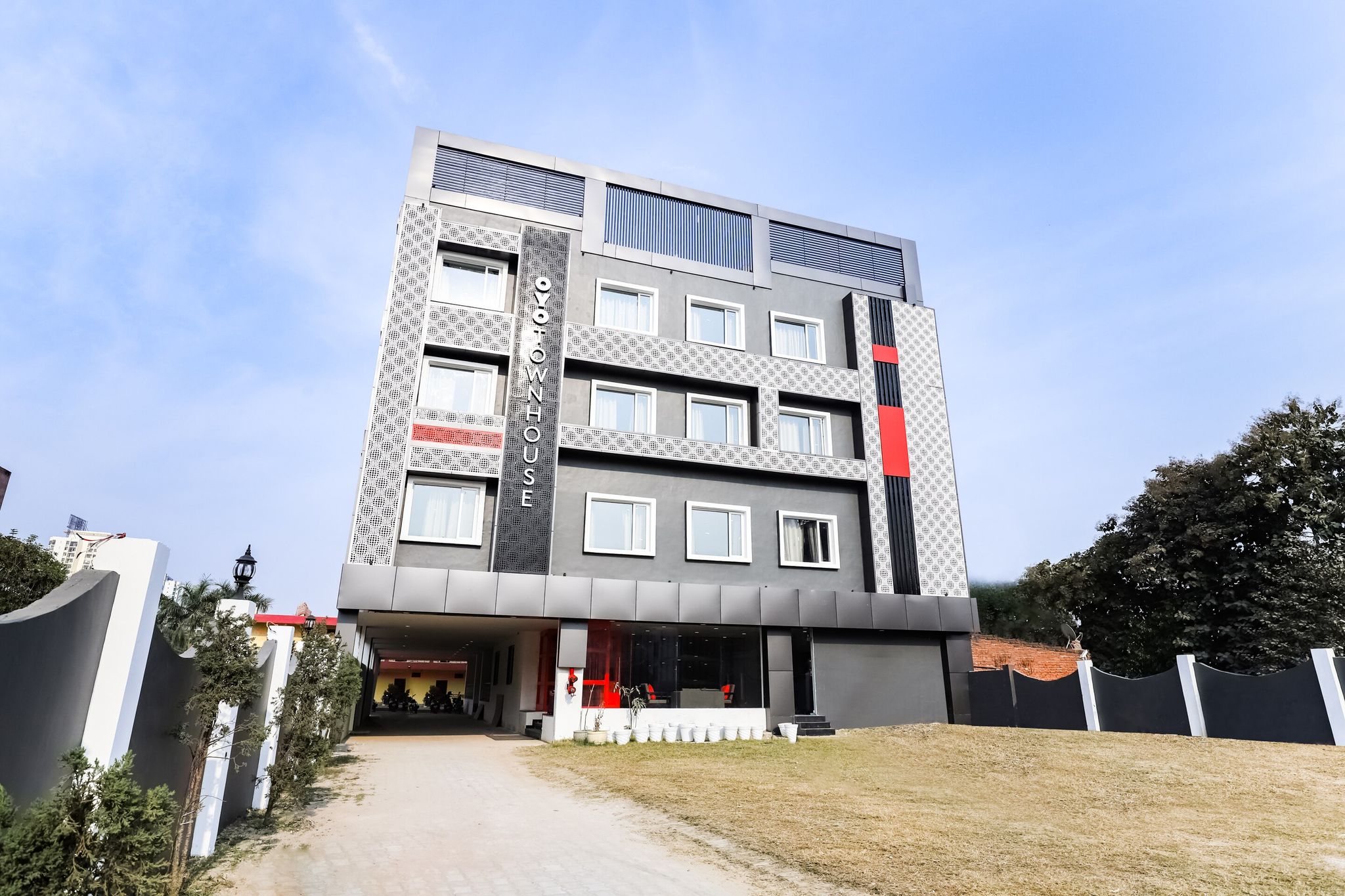 Super Townhouse Prithvi Resort Near Phoenix Palassio