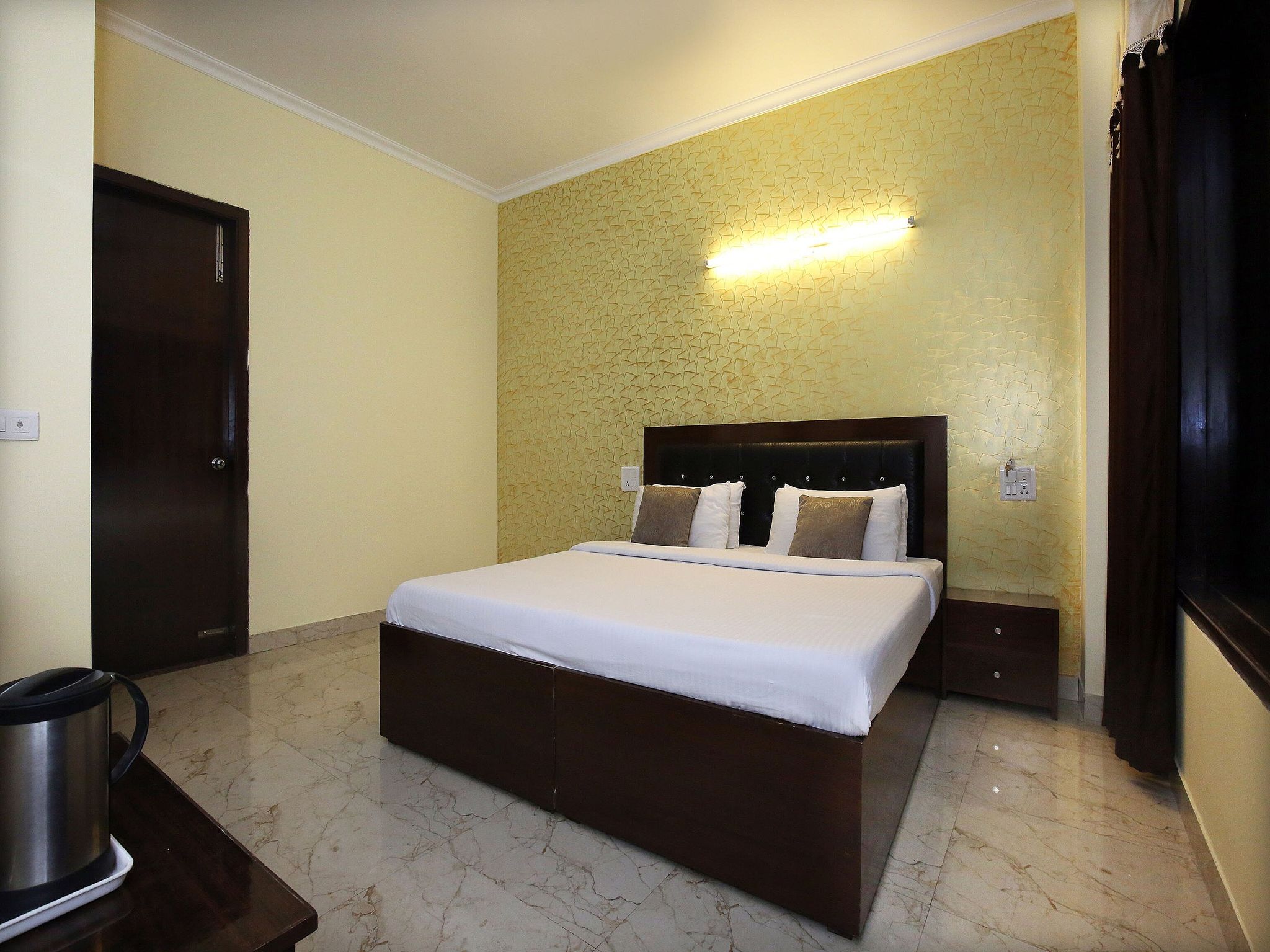 Vaccinated Staff- OYO 7724 HOTEL PR CHANDIGARH Classic Room 4