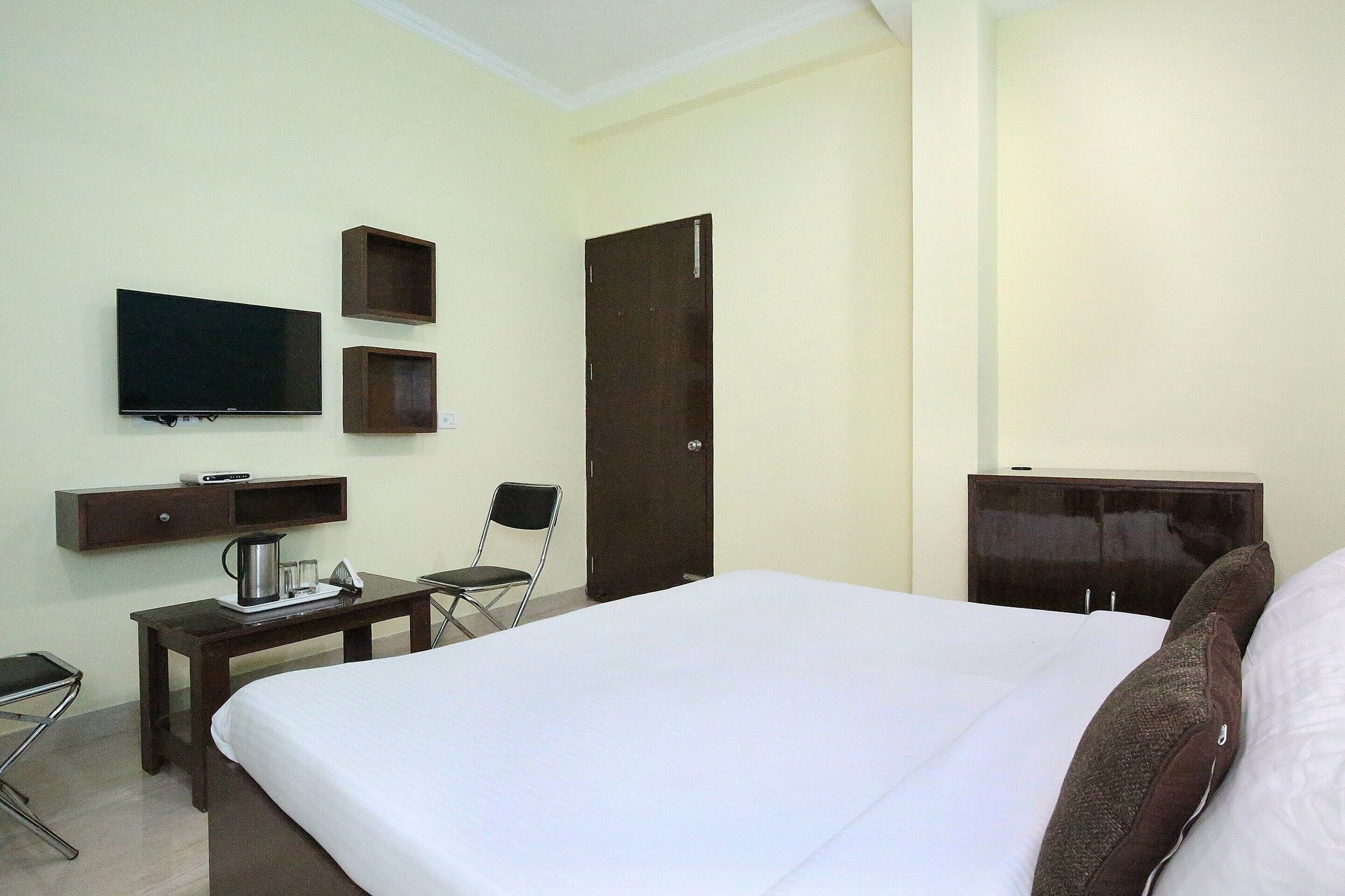 undefined Vaccinated Staff- OYO 7724 HOTEL PR CHANDIGARH 9