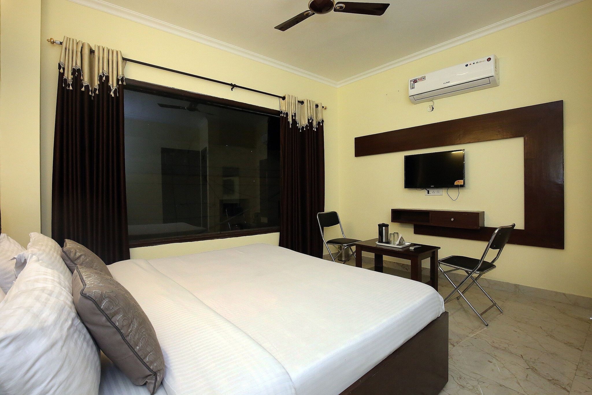 undefined Vaccinated Staff- OYO 7724 HOTEL PR CHANDIGARH 8