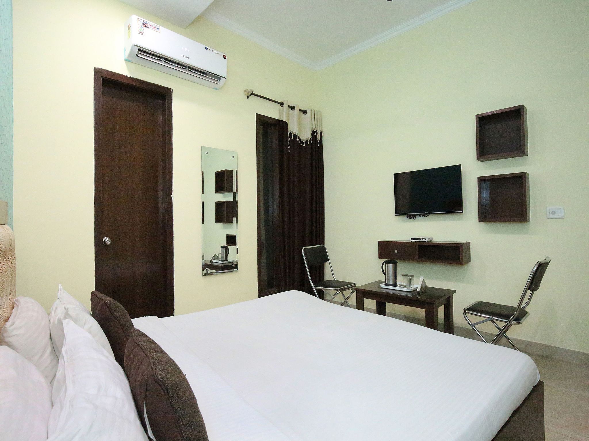 Vaccinated Staff- OYO 7724 HOTEL PR CHANDIGARH Classic Room 5