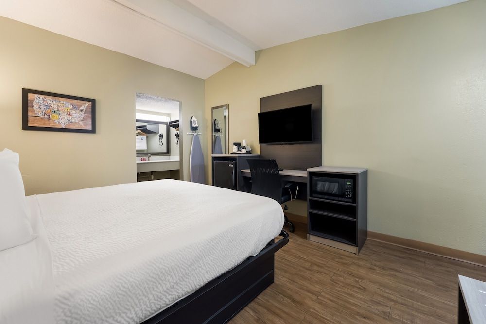 Standard Room, 1 King Bed, Smoking, Refrigerator & Microwave