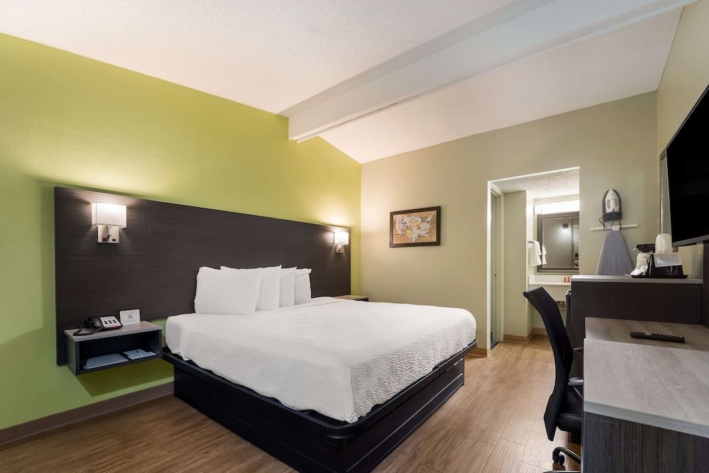 Standard Room, 1 King Bed, Accessible, Refrigerator & Microwave (Refrigerator & Microwave)