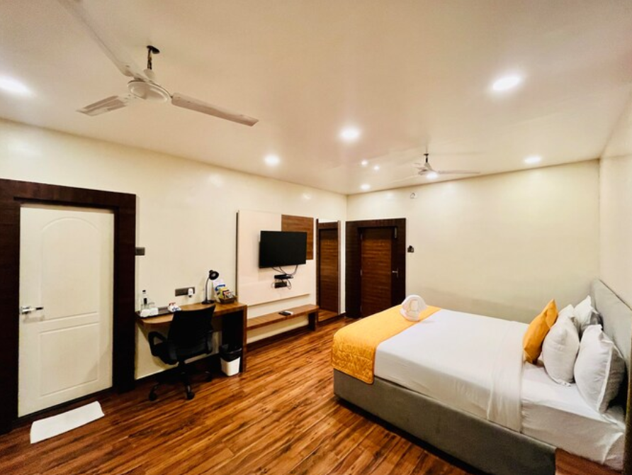 Executive Suite Balcony With Lake View