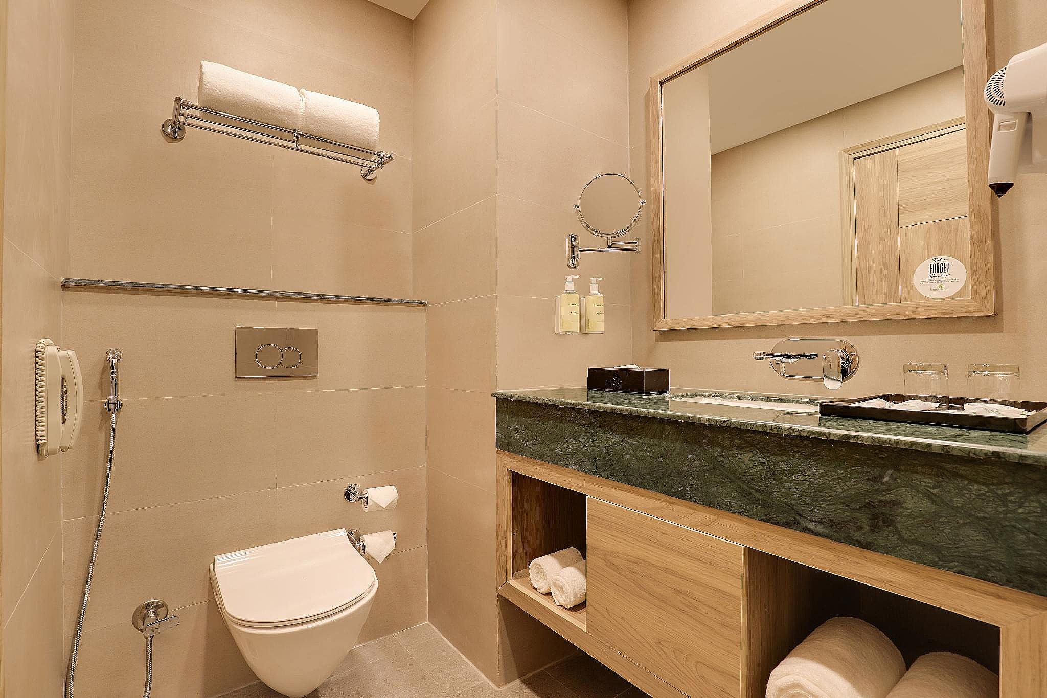 Lemon Tree Premier, Rishikesh Superior King Room 5