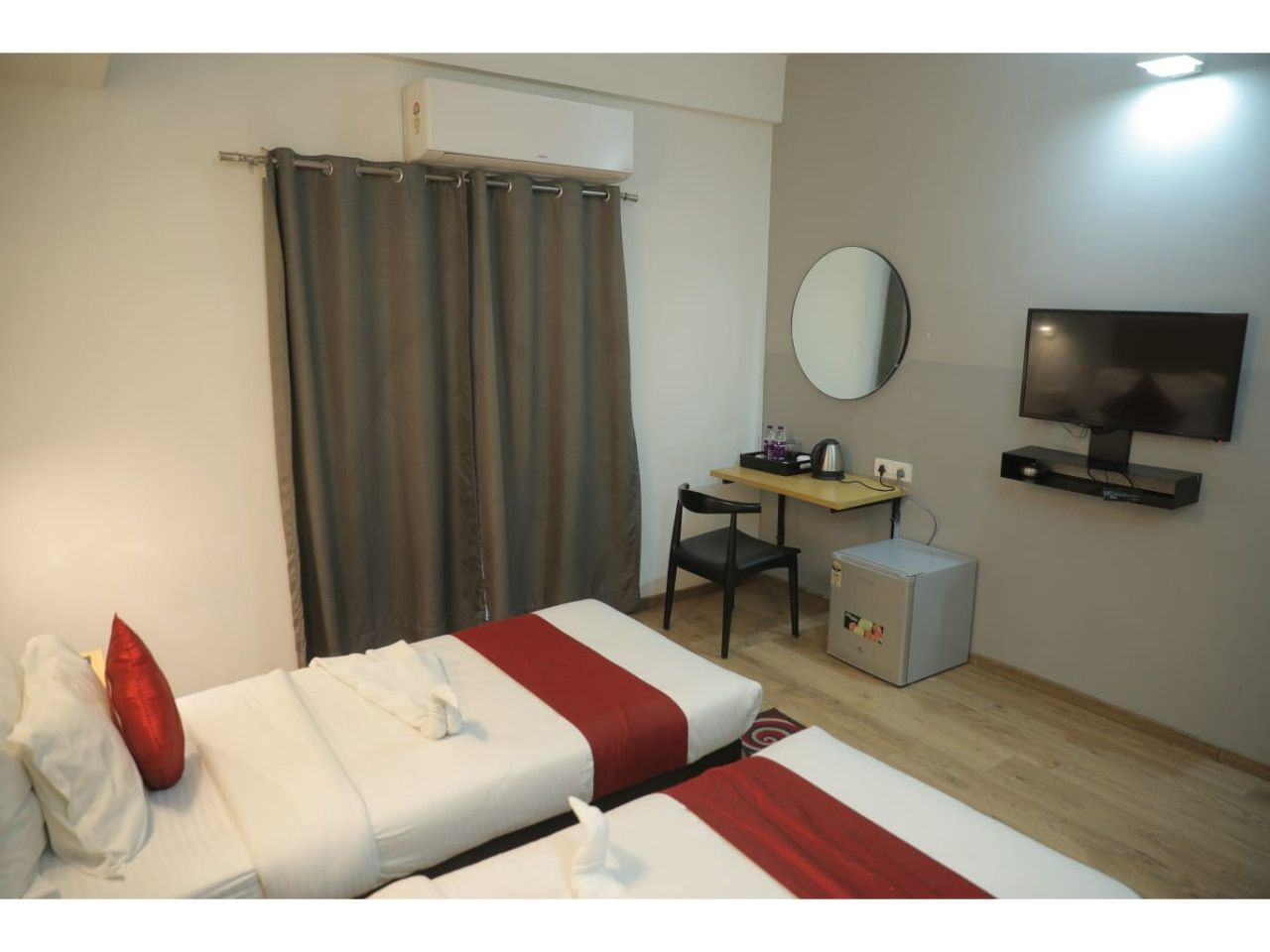 Hotel Aarkay Palace Noida Deluxe Twin Room 2