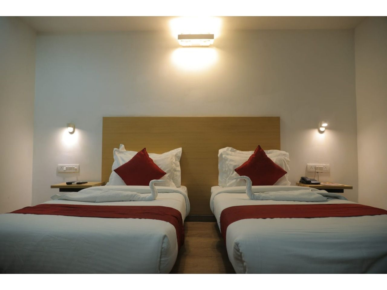 Hotel Aarkay Palace Noida Deluxe Twin Room 4