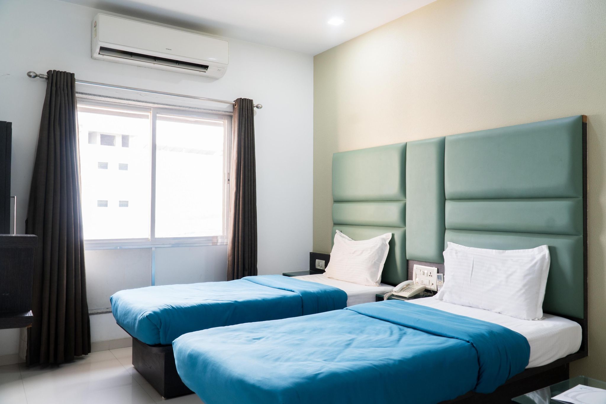 The Horizon Hotel Deluxe Room 4