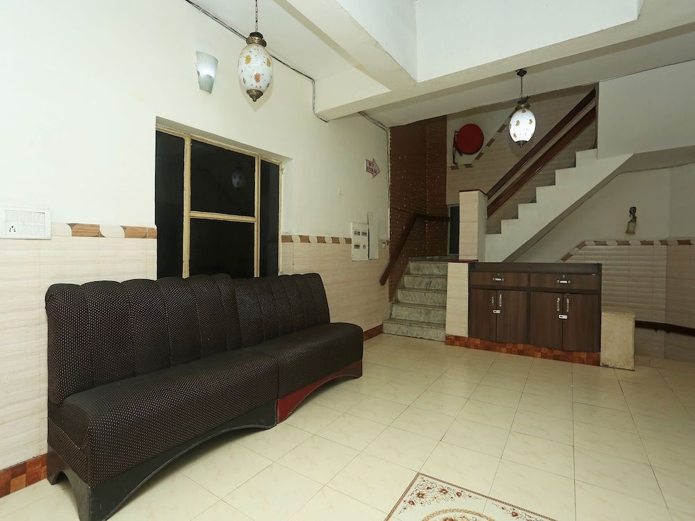 undefined OYO Hotel Sai President 4