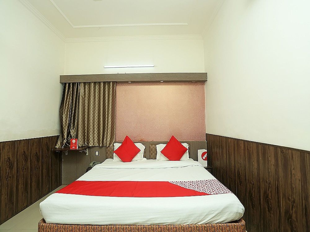 undefined OYO Hotel Sai President 9