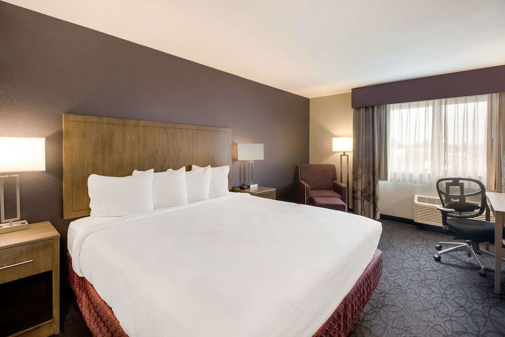 Best Western McMinnville Inn Standard Room, 1 King Bed, Accessible, Refrigerator & Microwave 2