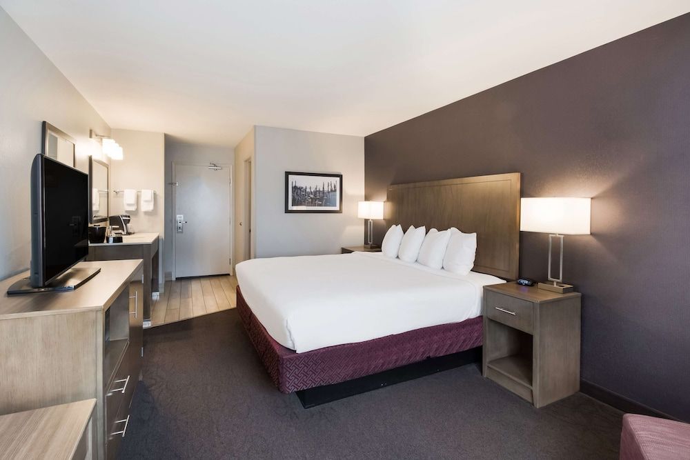 Best Western McMinnville Inn Standard Room, 1 King Bed, Accessible, Refrigerator & Microwave 3