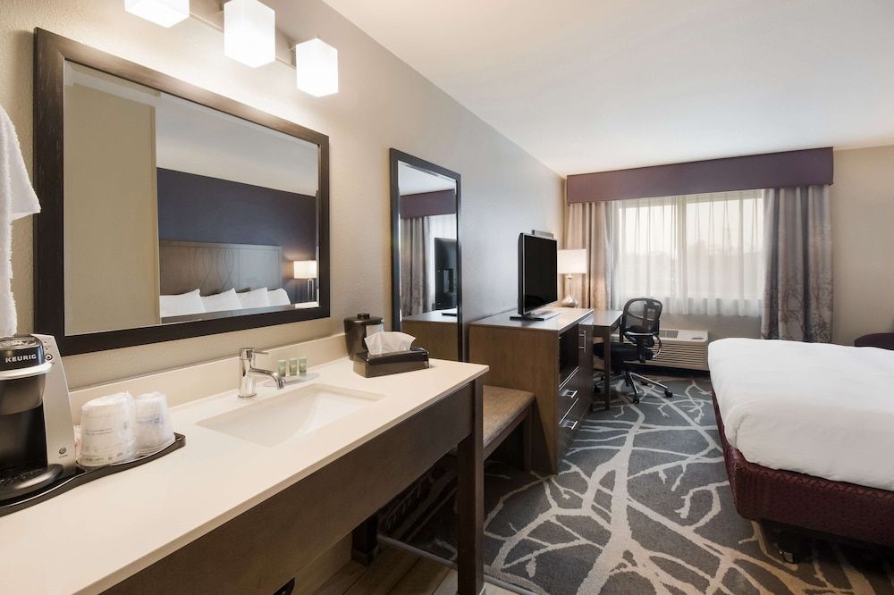 Best Western McMinnville Inn Standard Room, 1 King Bed, Accessible, Refrigerator & Microwave 11