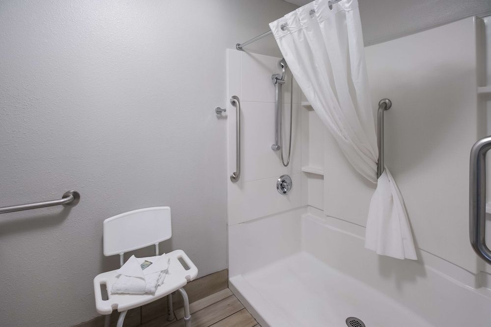 Best Western McMinnville Inn Standard Room, 1 King Bed, Accessible, Refrigerator & Microwave 9