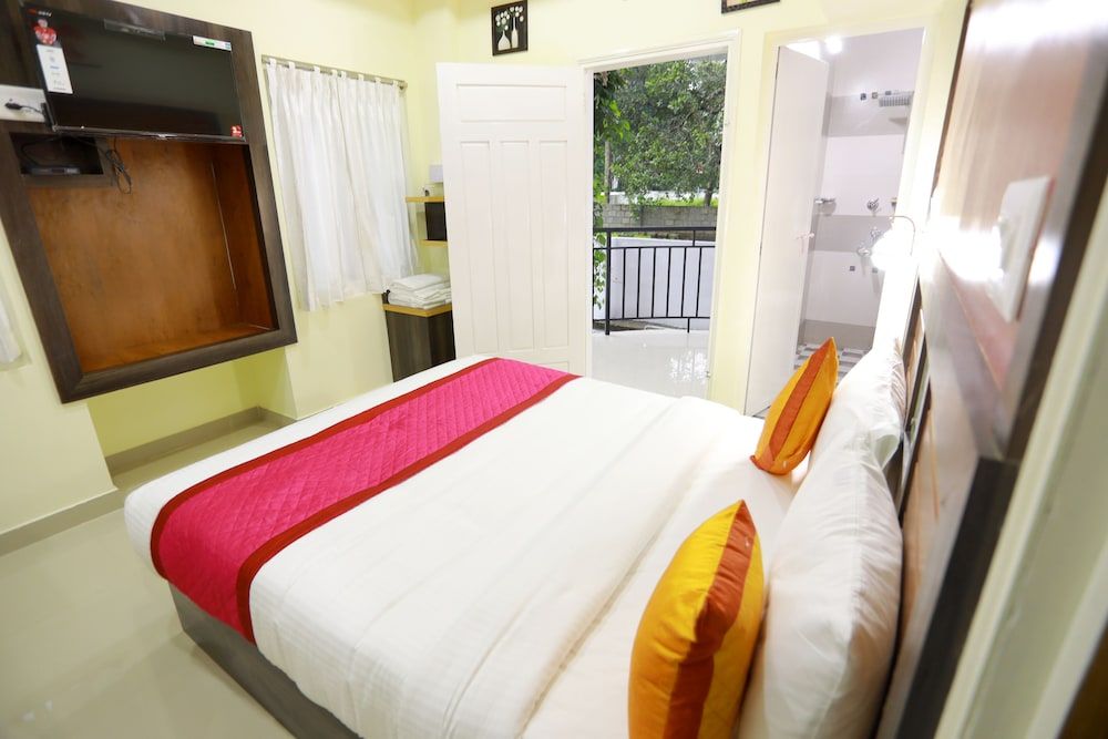 Base9 Airport Hotel Deluxe Single Room 6