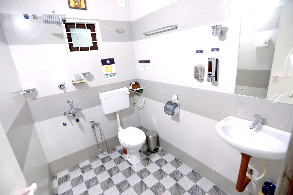 Base9 Airport Hotel Deluxe Single Room 16