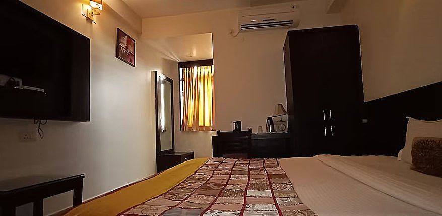 Hotel Pearl Regency Standard Room with Work Desk 4