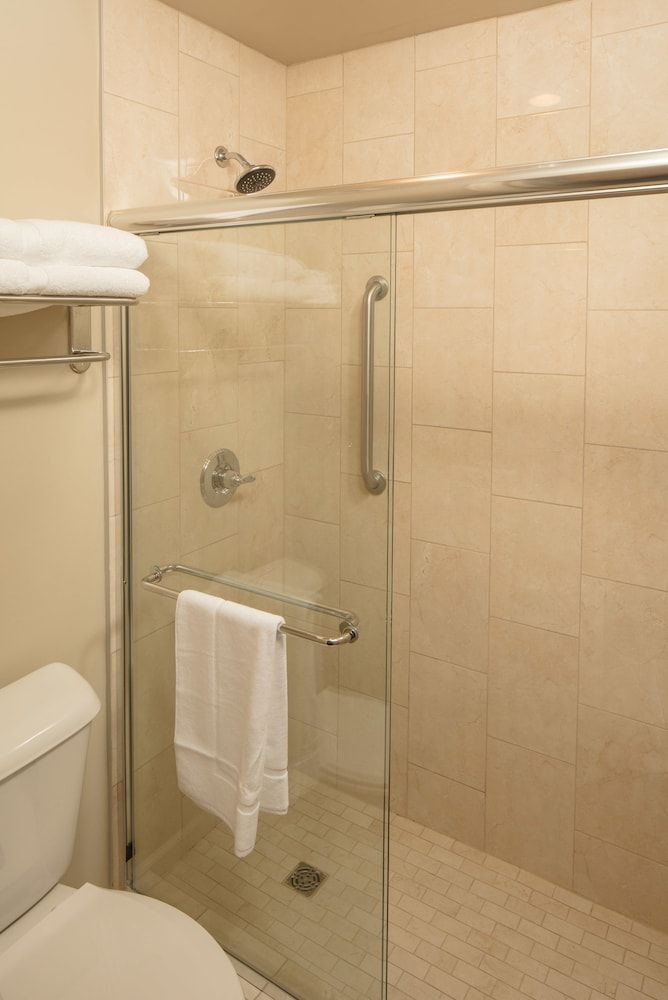 Eagle Ridge Resort and Spa Standard Room, 1 King Bed, Lake View, Courtyard Area 2