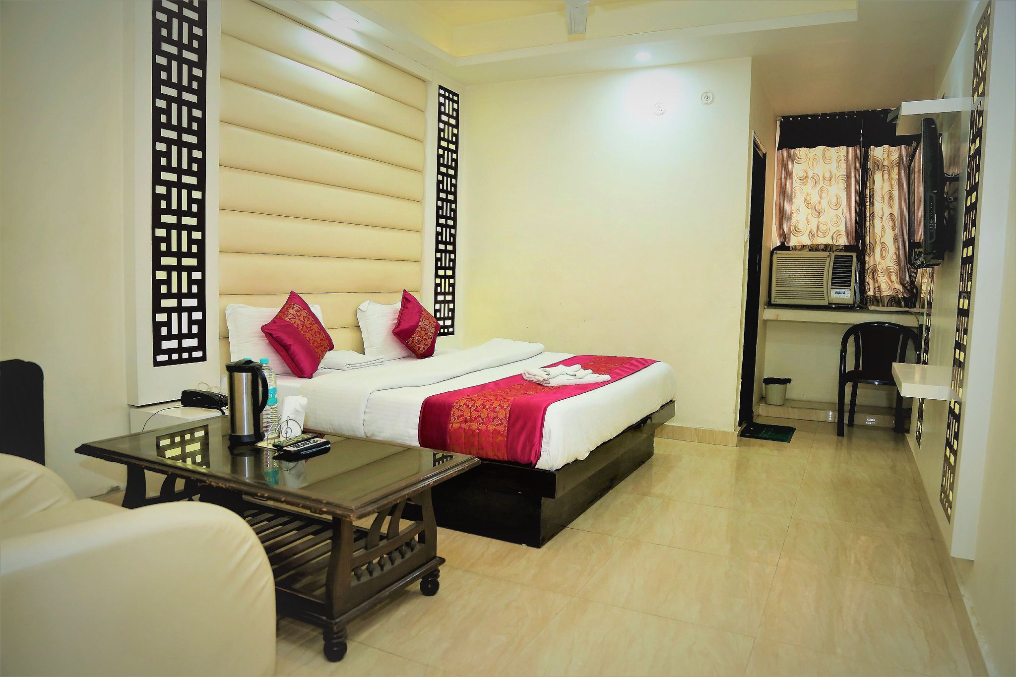 Hotel Suzi International DELUXE DOUBLE BED 2